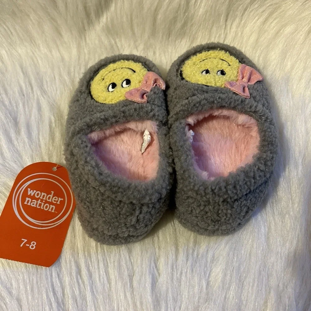 Wonder Nation Smiley‎ Face Slippers Girls Size 7-8 Grey Fuzzy Slip On Shoes